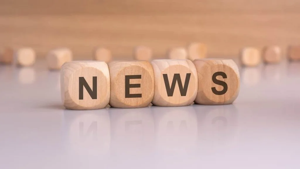 Dés de bois avec un texte : News