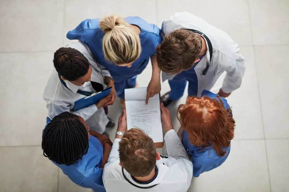 Groupe de médecins en réunion