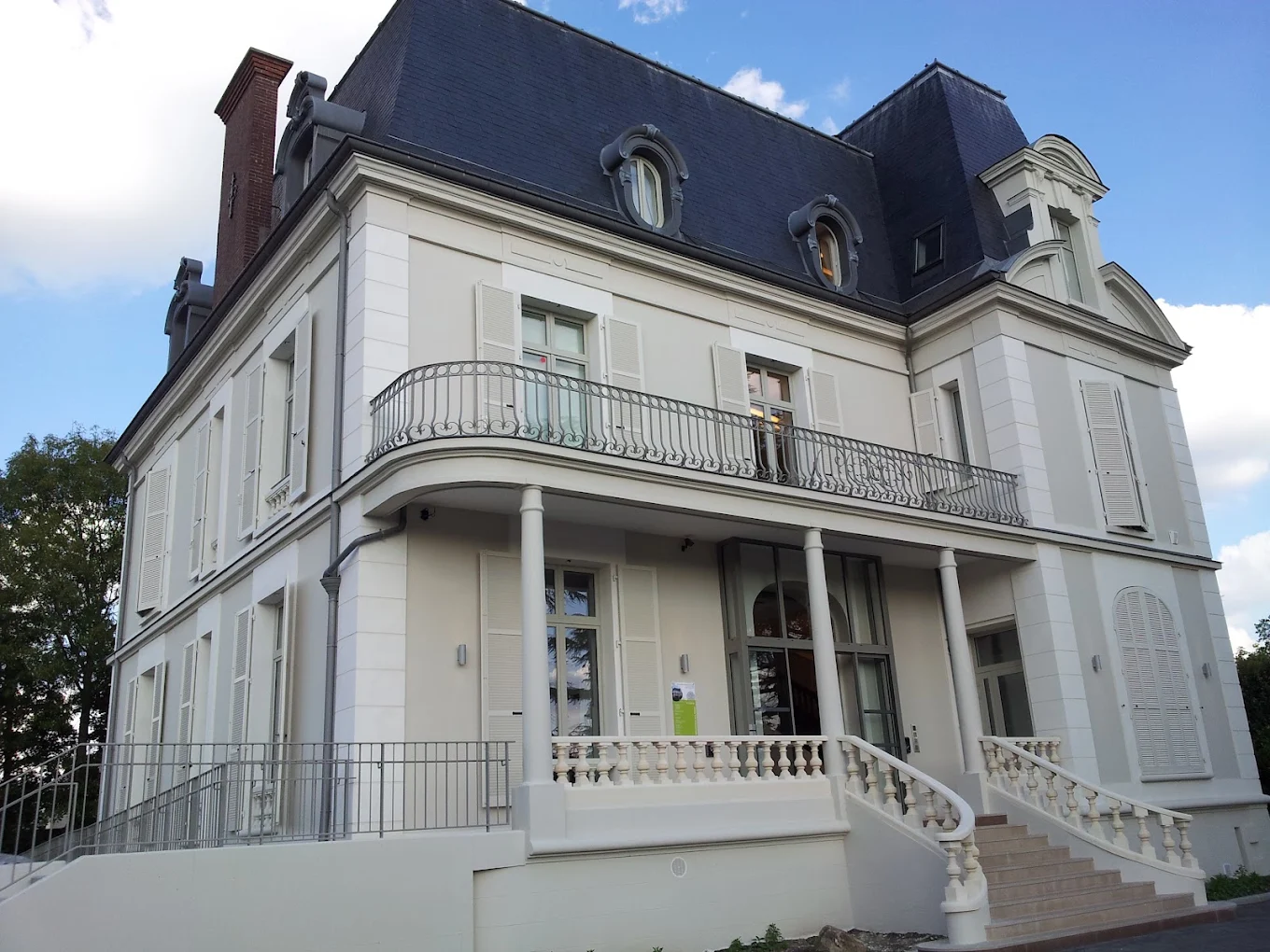 Façade de la Maison de Santé du Château de la Terrasse à Clichy-sous-Bois
